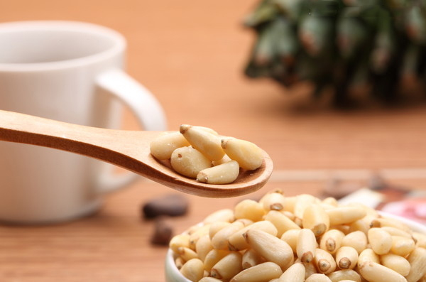 相比开口松子,松仁吃起来更方便省事,既可作为休闲小食,还能用来做菜.